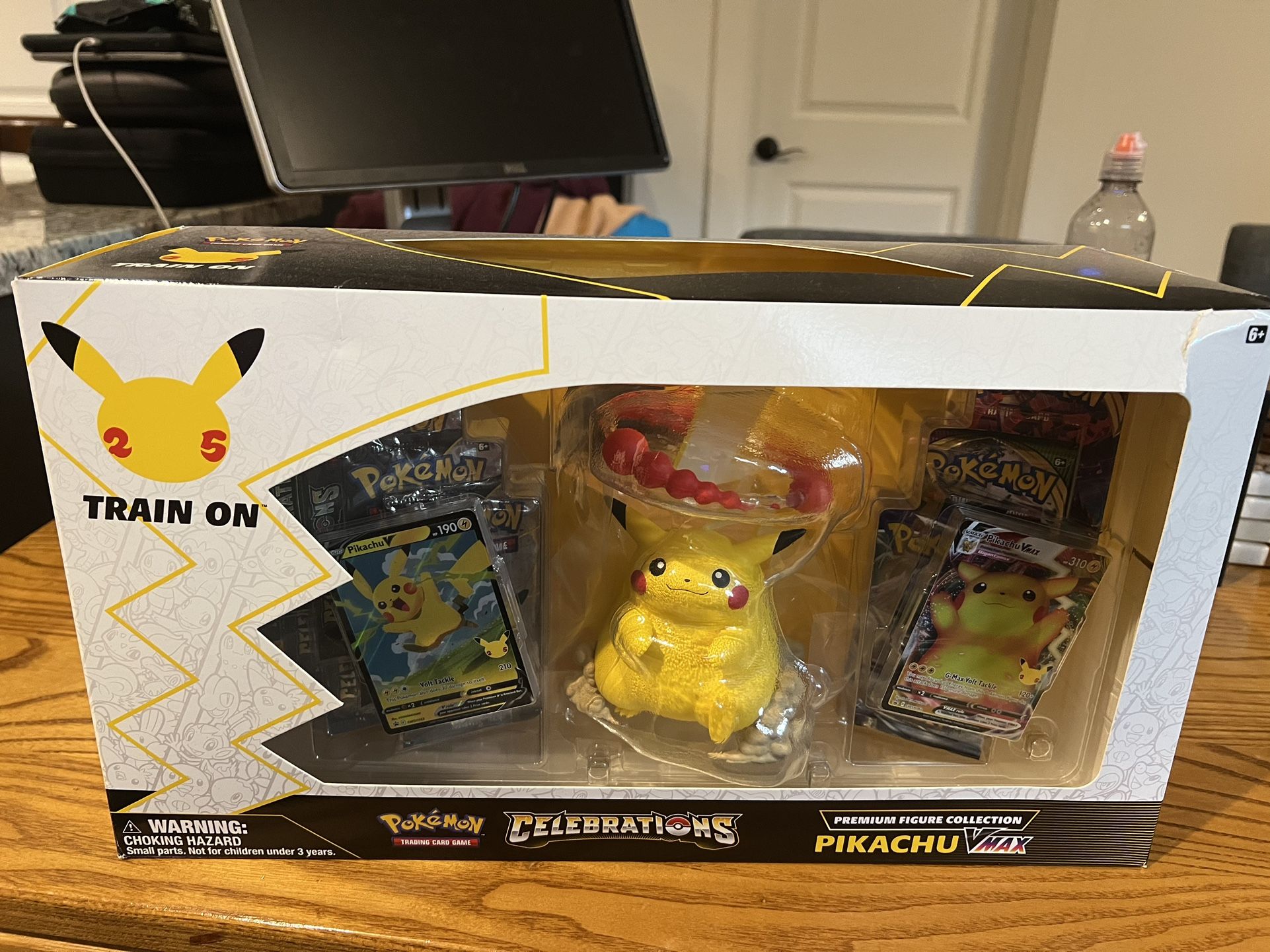 Pokémon - Celebrations 25th Anniversary Pikachu Vmax Premium figure Collection