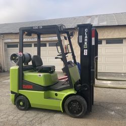 Clark Forklift (read listing)