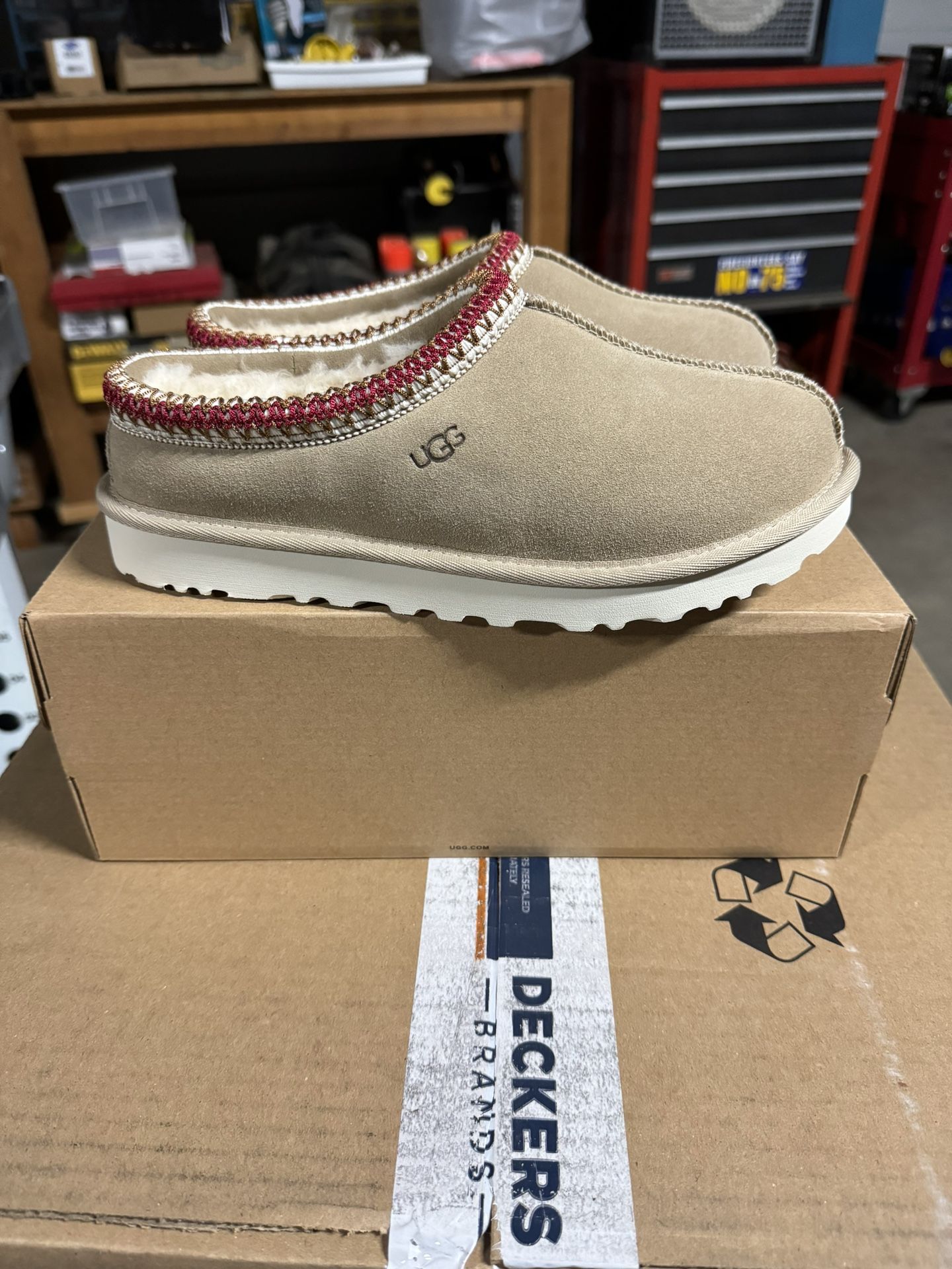 ugg tasman sand/ dark cherry slipper new in box 5955- SNDD price is firm size 7