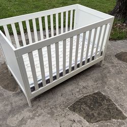 Baby crib / toddler bed