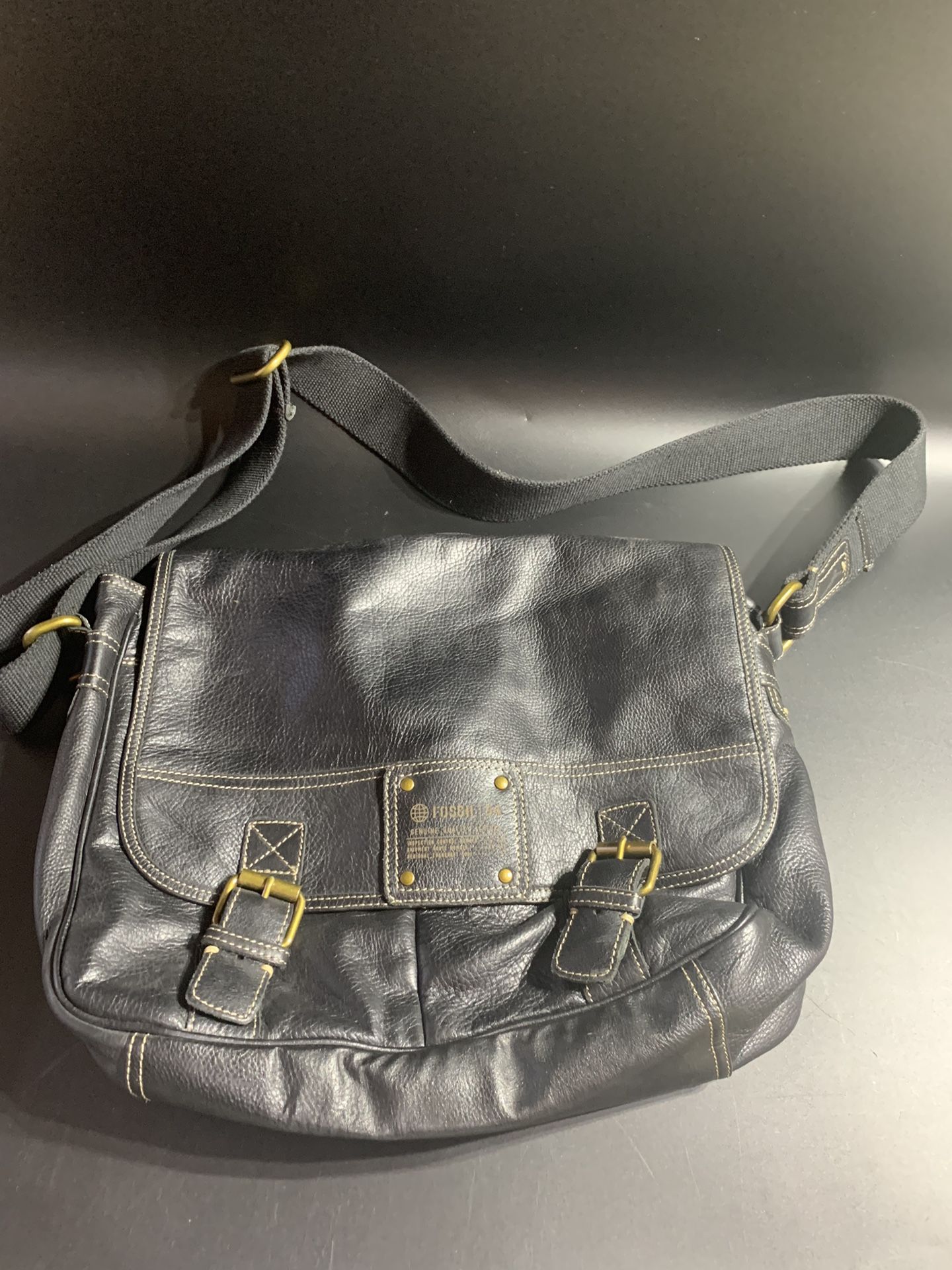 Fossil Briefcase Messenger Bag Unisex Adults Black Pebbled Leather 15”x12” Great used condition   This black pebbled leather messenger bag from Fossil