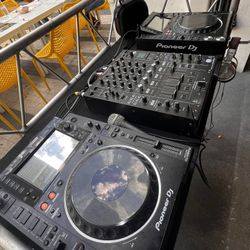 Mesa y controlador Pioneer DJ DJM-A9 4-channel DJ Mixer with Effects and Dual CDJ2000 Media Player