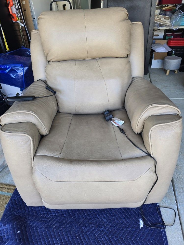 Southern Comfort Leather Electric Recliner Chair With Electric Adjustable Headrest..Lumbar..Heat And Massage
