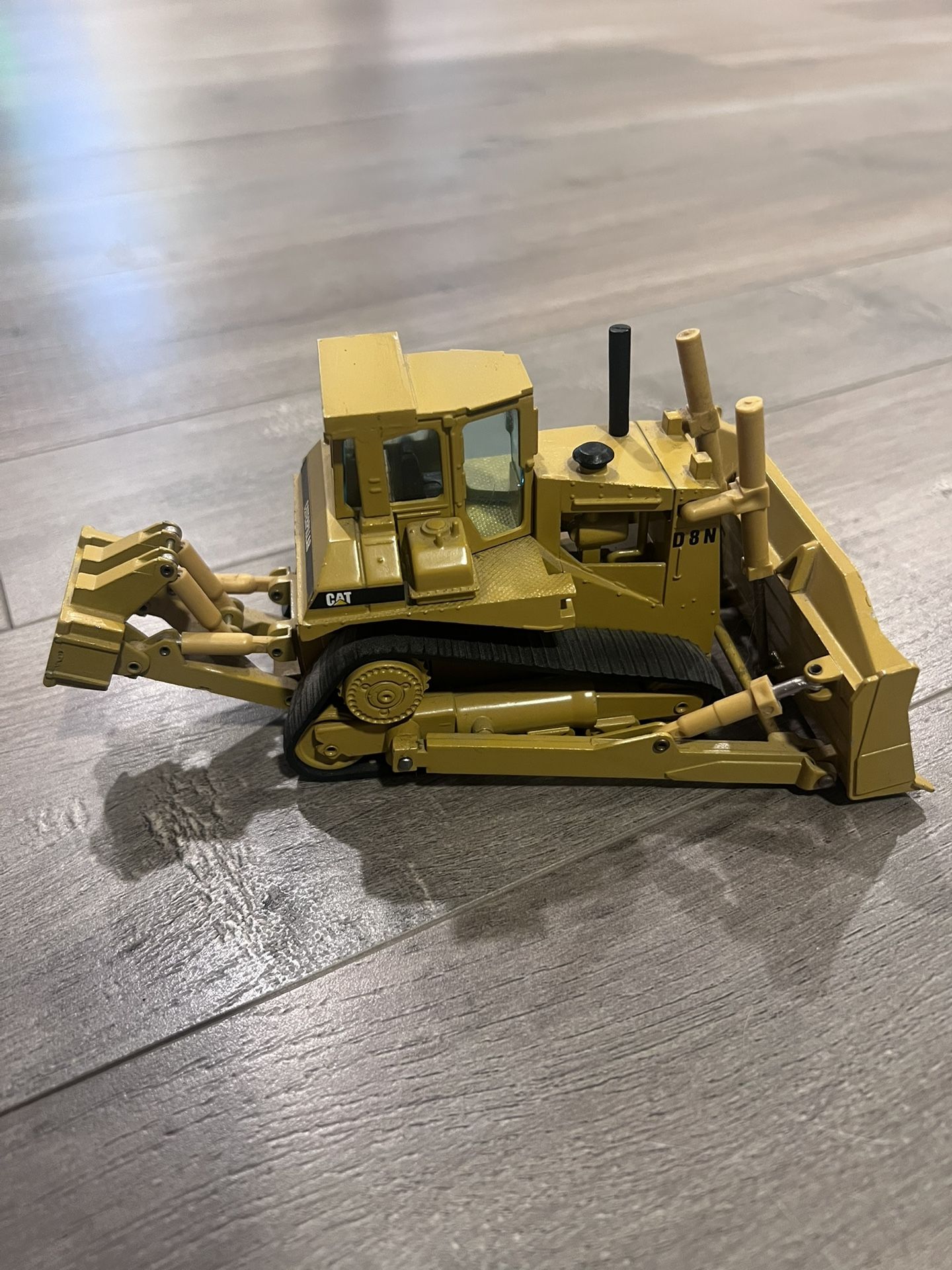 CAT Caterpillar (R) 1/50 D8N Bulldozer