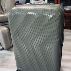 BRAND NEW 28” XL OLIVE GREEN HARDSHELL LUGGAGE – $40 FIRM  📍 Pickup: Near IKEA / S. Durango & 215  Beautiful olive/army green 28” XL checked suitcase