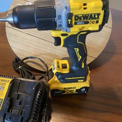 Dewalt 20V Hammer Drill Whit Battery And Charger 