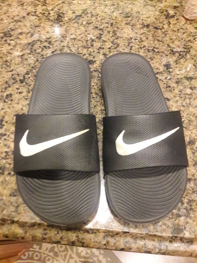 Boys Nike slides size 2Y