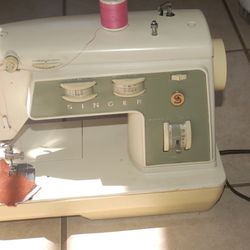 Singer Model 774 Sewing Machine Excellent Condition 
