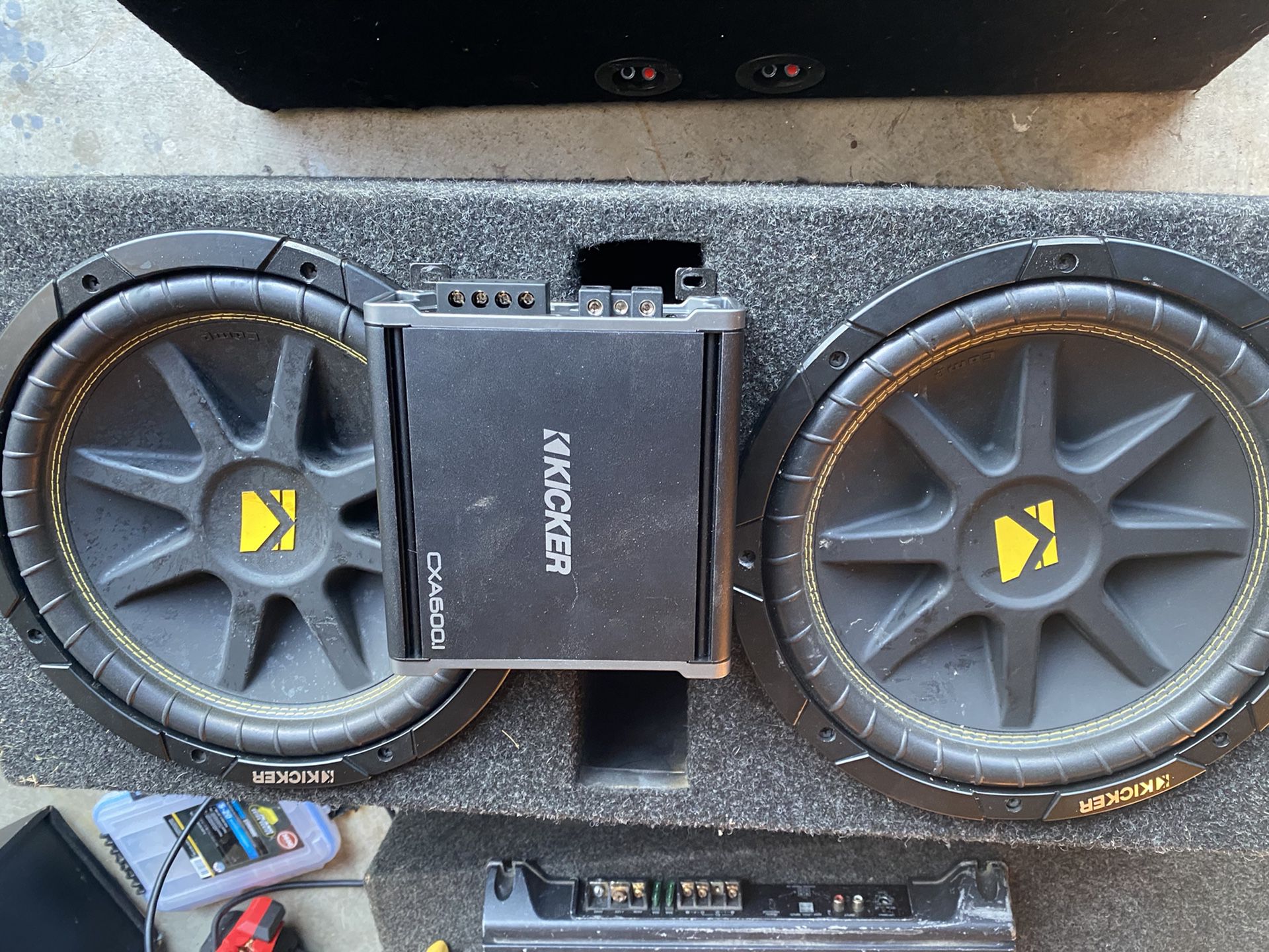 12s kickers come with kicker amp