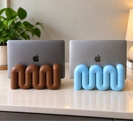 Wavy Vertical Stand - MacBook / laptop holder