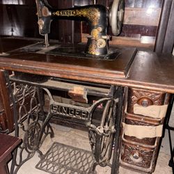 Antique Singer Treadle Sewing Machine with Ornate Cabinet – Vintage Collectible