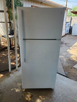 Ge refrigerator Nice and clean 28 w 65 high