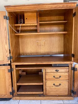 Escritorio con puertas.  De madera