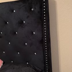 KING UPHOLSTERY BEDFRAME 