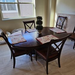 Elegant Dining Table & 5 Chairs – Great Condition!