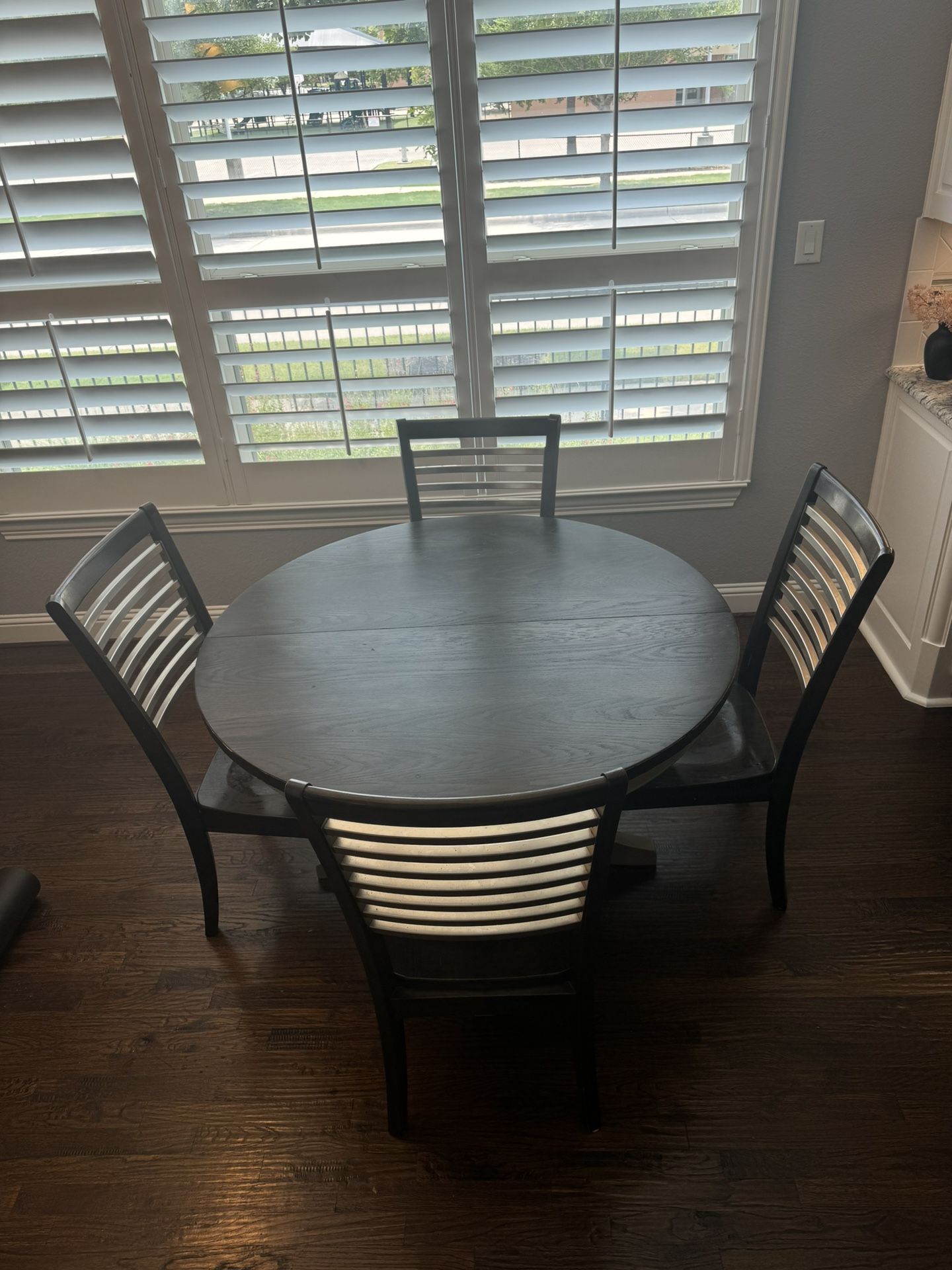 Dining Table and Chairs SET (Bassett Furniture)