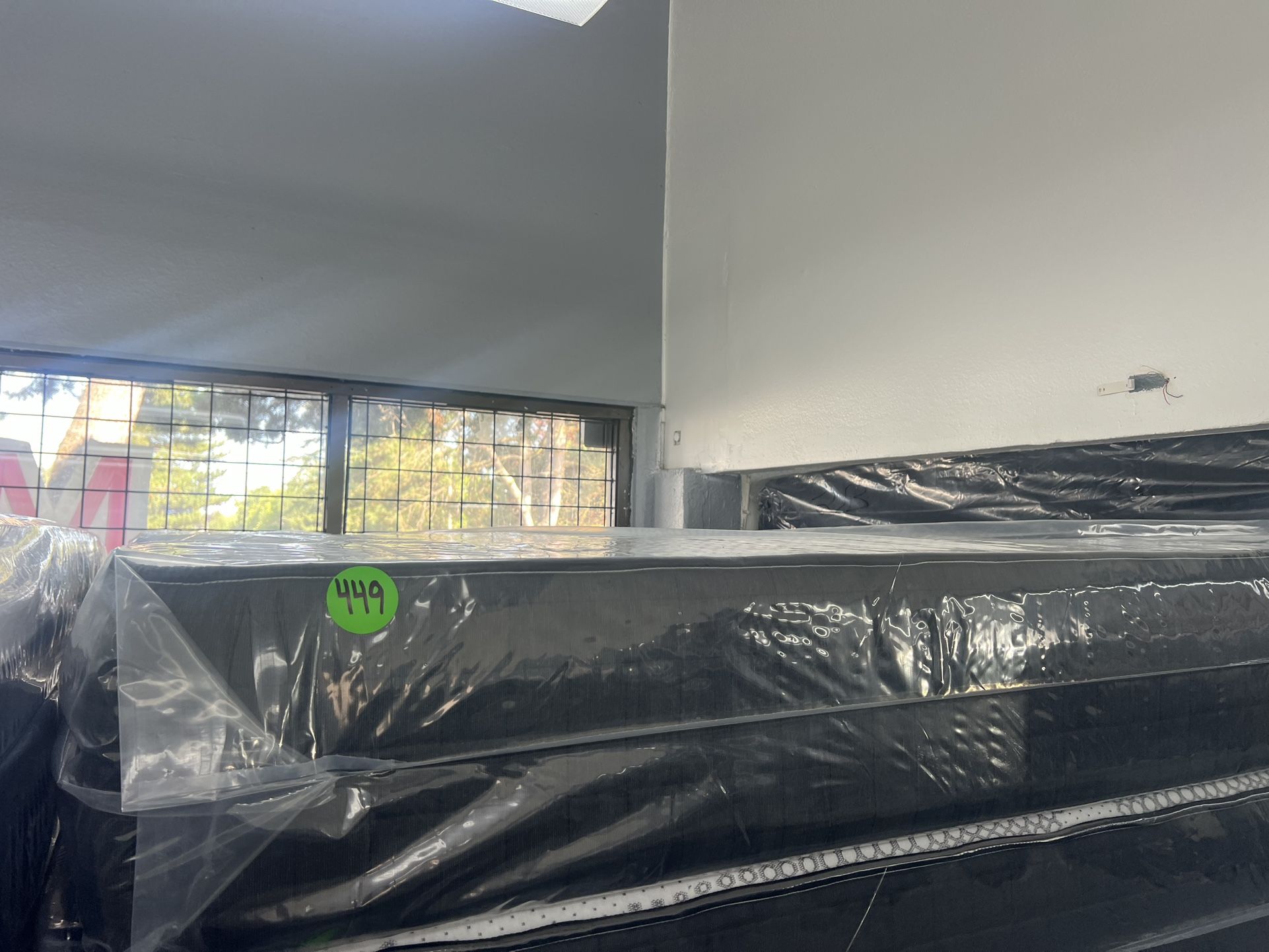 QUEEN SIZE MATTRESS & BOX SPRING BED SET