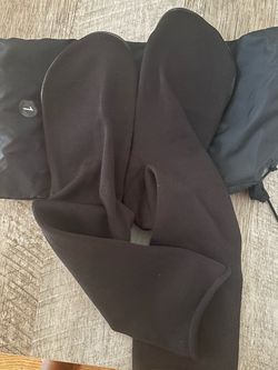Yeezy, black (1) size 6-7