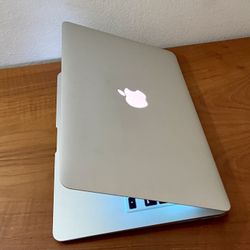 Apple MacBook Air 13” I5/8GB/256GB SSD $180
