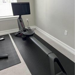 Peloton Rowing Machine with 24" Screen
