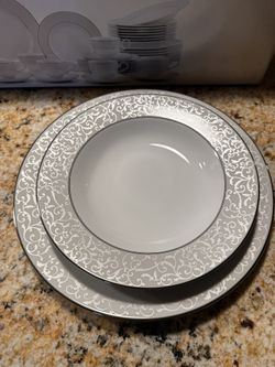 Mikasa Plate Set 42 Piece Brand New