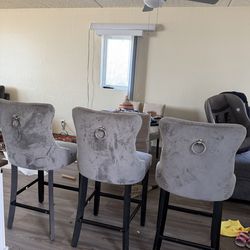 Sale: Set of 4 Bar Chairs – Good Condition