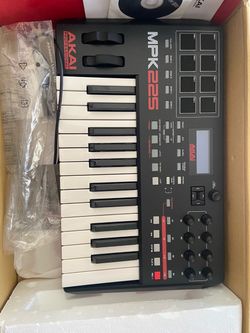 BRAND NEW Akai MPK225 Keyboard Controller - In Box