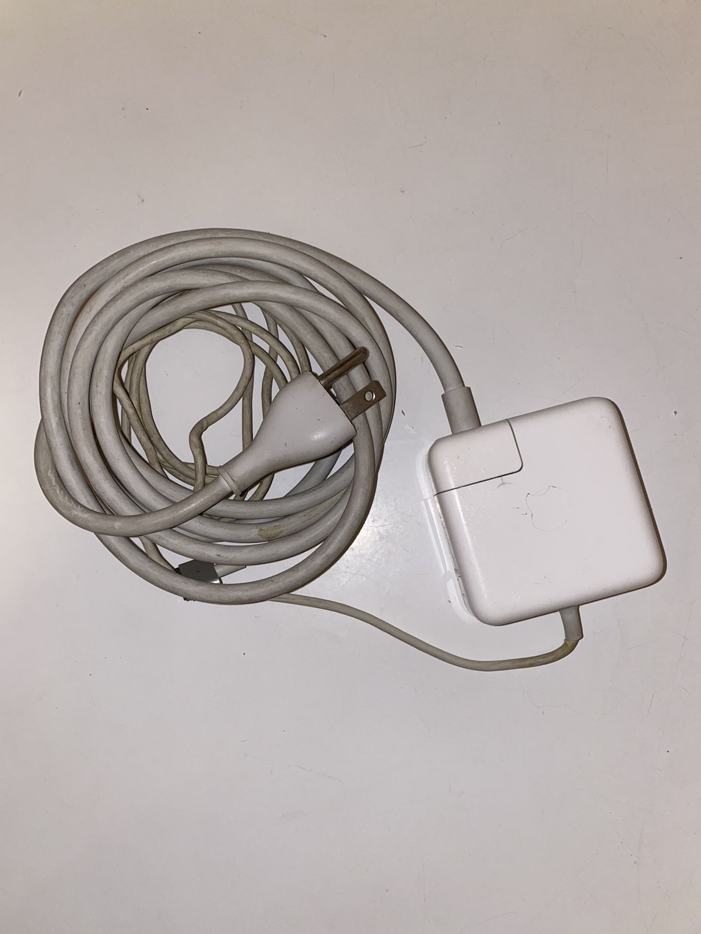 Macbook pro charger (magnetic kind)