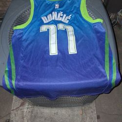 Doncic  Trowback Nike Lg