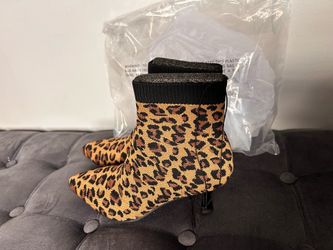 Women’s Leopard print ankle boots with a kitten heel sz 8