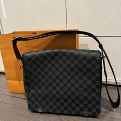 Louis Vuitton Men’s Messenger Bag. New Condition 