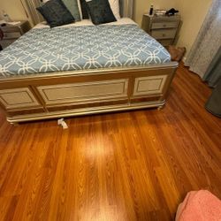 King Bed,box and Mattress Only 6 Months Old