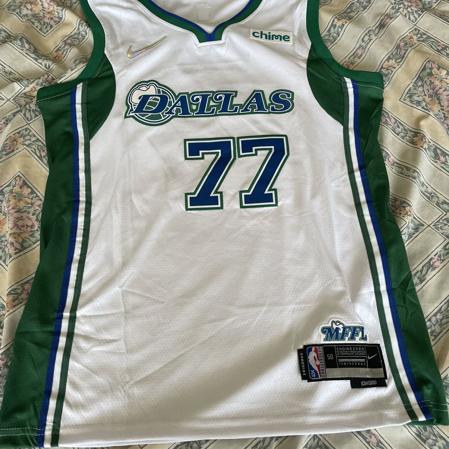 Nike Youth Dallas Mavericks Luka Doncic #77 HWC Swingman Jersey Green Size Youth  Large for Sale in Cedar Hill, TX - OfferUp