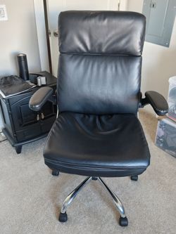 Affordable 💼 Sleek Black Leather Office Chair - Minor Wear
