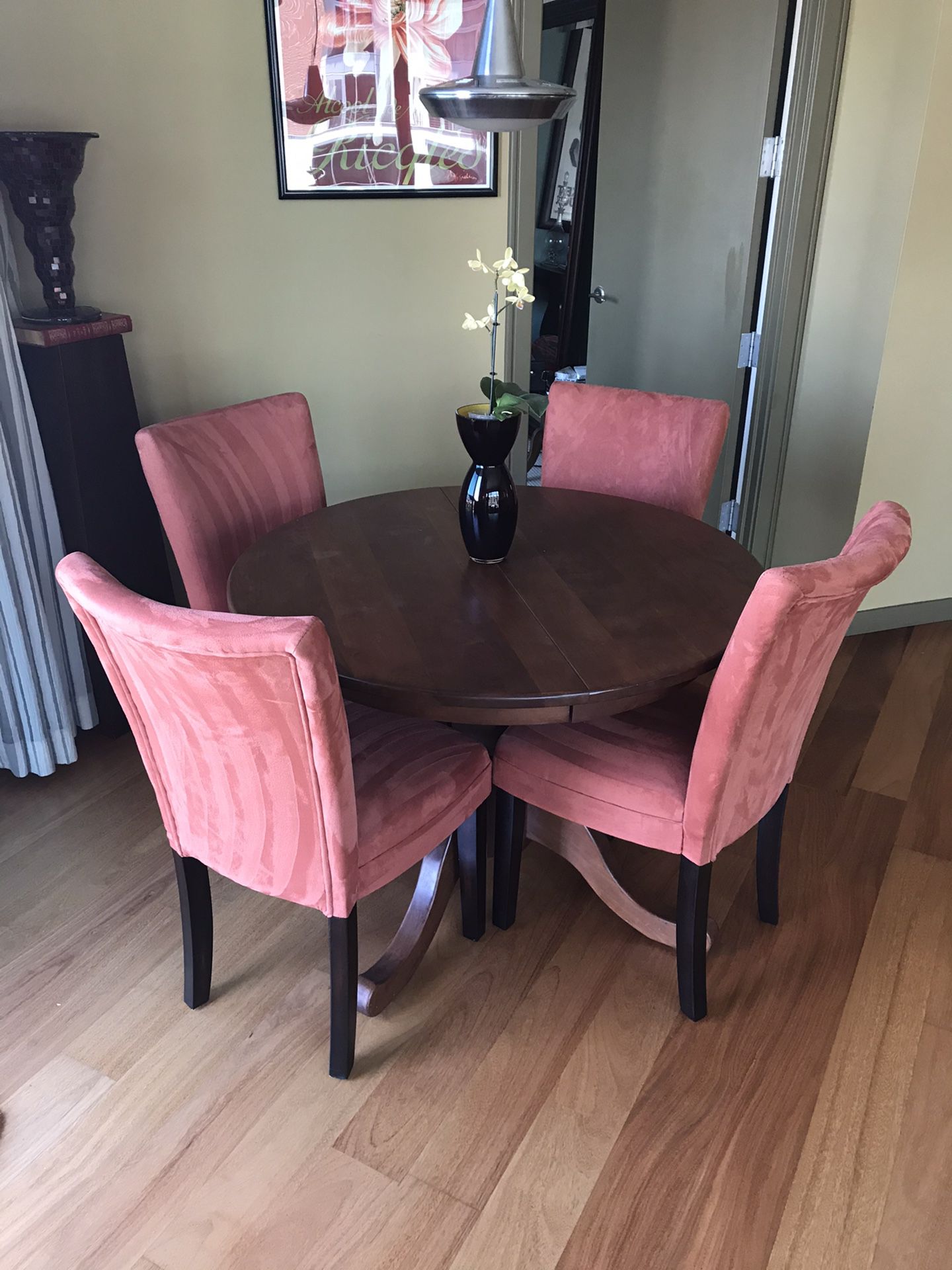 Breakfast Nook/Classic Dining Set with 4 Chairs