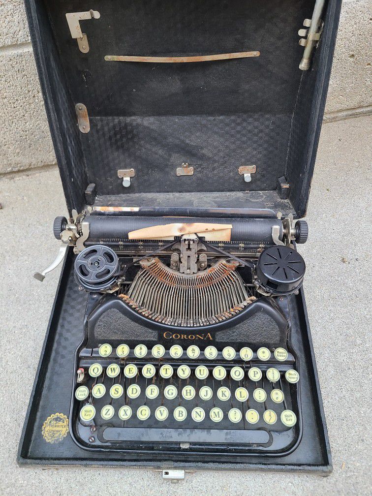 Vintage Type Writer