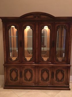 Dinning room Set. Ornate detail. Custom padding included . Excellent Condition
