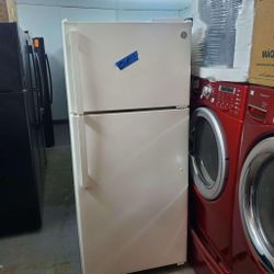 Refrigerator GE Width 28 Inches Color Almond Looks Like New 