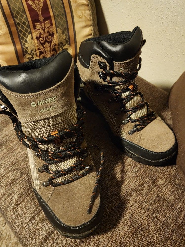 Hi-Tec Size 8 Boots, NEW