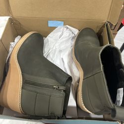 NEW IN BOX TOMS WEDGE RAVEN 9.5 OLIVE LEATHER