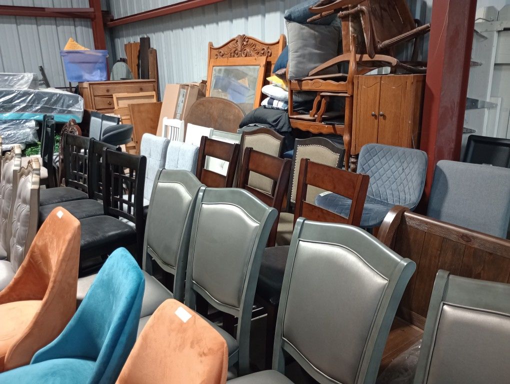 Chairs And Stools / Sillas Y Bancos