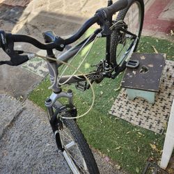 Mountain Bike  Schwinn  26inc 21SPEED NEW TIRES AND TUBES  SHIFTING And BREAK VERY GOOD Conndishin 