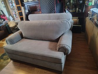 2-Piece Broyhill Sofa & Loveseat Set – Recently Re-Upholstered Plush Fabric