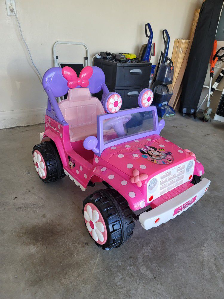 Excellent Condition Minnie Mouse 12V kid Trax W/Charger Included