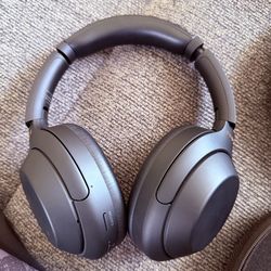 Sony WH1000XM4 Headphones- Like New