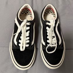 Skate Old Skool Vans Shoes - Black & White (Size Men’s 6.0 / Women’s 7.5)