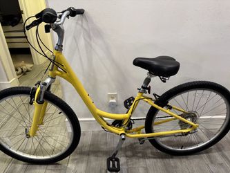 Woman’s Specialized Globe Step Thru Hybrid Bike Tuned Ready/Ride