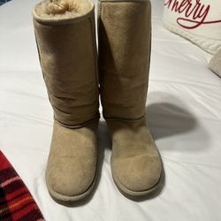 Tan Uggs size US 8
