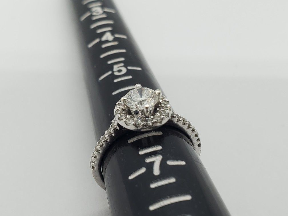 Beautiful 18k white gold diamond wedding ring