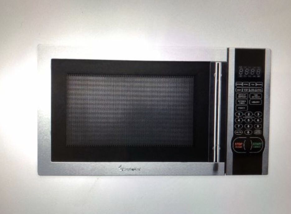 Magic Chef 1.1 Cu Ft countertop Microwave Oven in silver. Purchased two years ago but used it for only one year.
